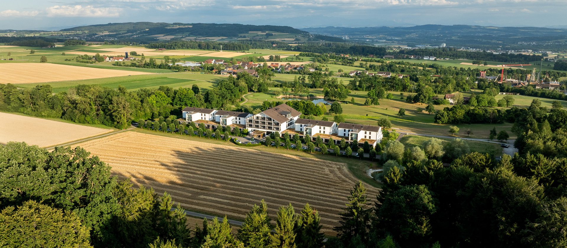 Luftaufnahme des Wellnesshotels Golfpanorama in Lipperswil, Thurgau