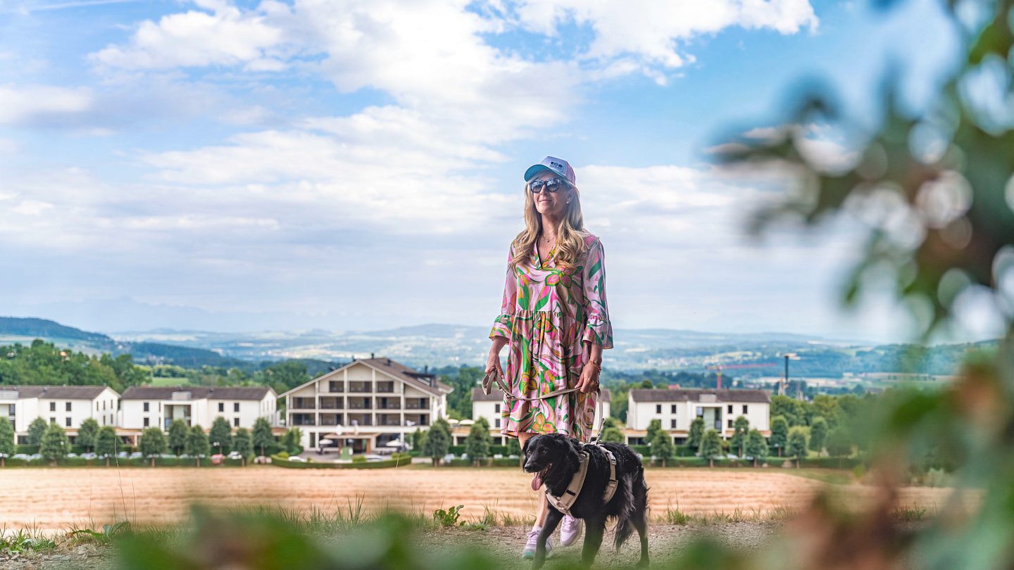 Patricia Boser mit Hündin Daisy vor dem Wellnesshotel Golfpanorama