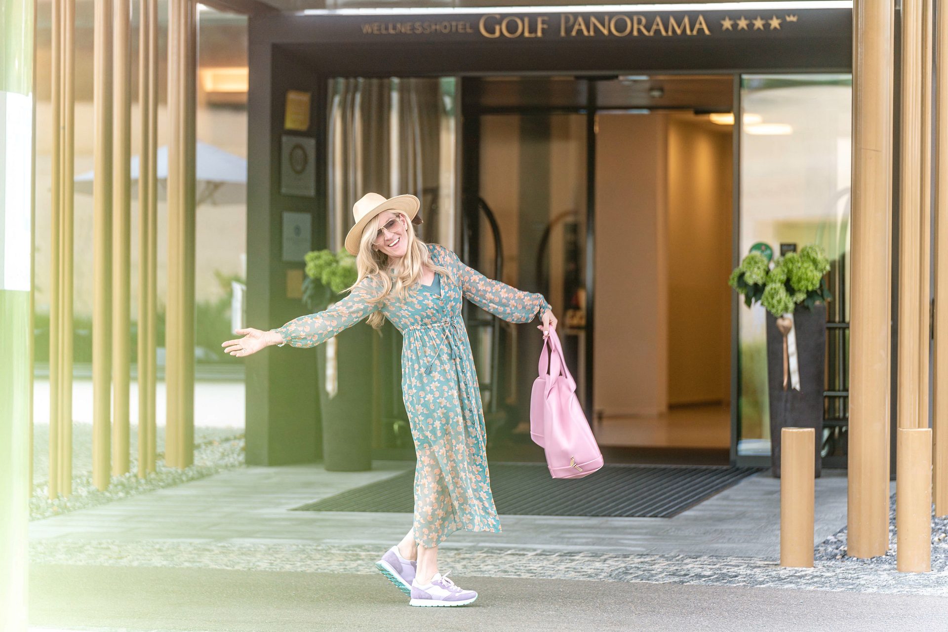 Patricia Boser vor dem Eingang des Wellnesshotels Golfpanorama